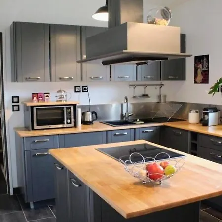 Casa de Férias La Petite Maison De Vernon, Wifi, Machine A Laver, Parking Gratuit, Jardin Prive *