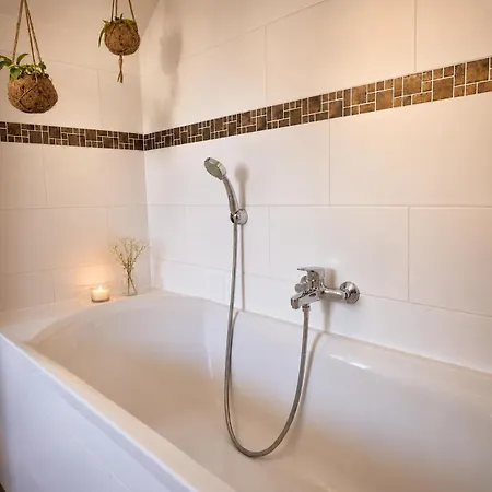 La Petite Maison De Vernon-giverny, Cosy Avec Jardin à 7 Min De Giverny, Sauna, Wifi, Parking Gratuit Dans La Rue, Calme *
